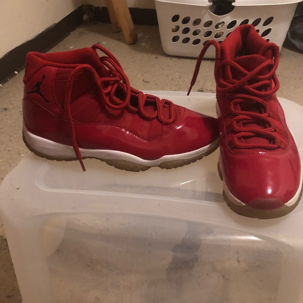 Tennis shoes